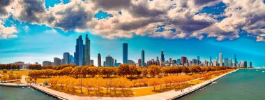 Şikago 'nun nefes kesici hava perspektifi parıldayan göl manzaralı silueti.