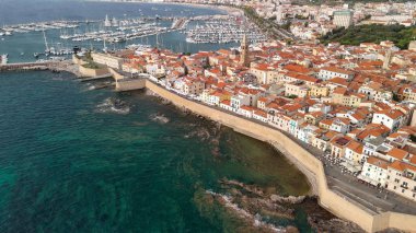 Güneşli bir yaz öğleden sonra Alghero, Sardinya 'nın çarpıcı hava manzarası.