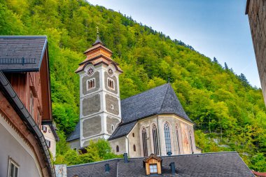 Nefes kesici Hallstatt, geleneksel Avusturya mimarisi ve göl kenarındaki doğal güzellikler sergileniyor..