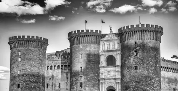 Napoli 'deki Majestic Maschio Angioino kalesi, ortaçağ mimarisinin tarihi bir simgesi..