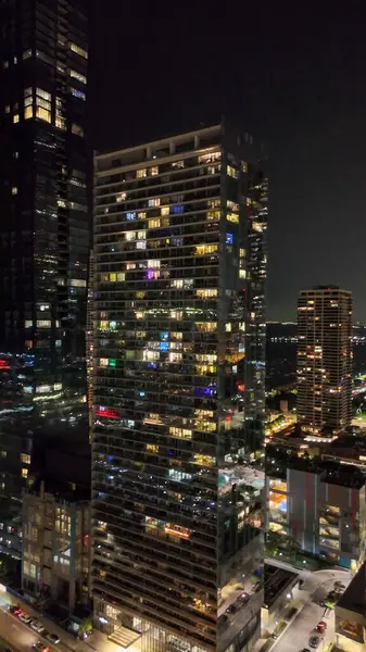 Chicago gökdelenleri nehri yansıtan nefes kesici gece havası..