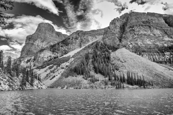 El değmemiş Güzellik - Moraine Gölü 'nün Turkuaz Suları ve Yazın Yüksek Tepeleri.