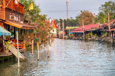 Amphawa, Tayland - 15 Aralık 2019: Tayland 'da ahşap tekneler, yerel satıcılar ve geleneksel Tayland sokak yemekleri ile Amphawa Yüzen Pazarı.