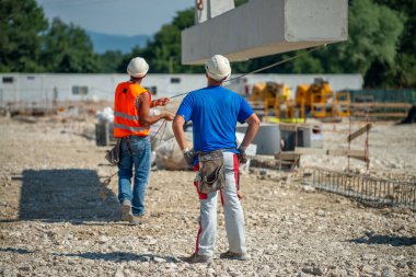 İnşaat alanında çalışan adamlar.