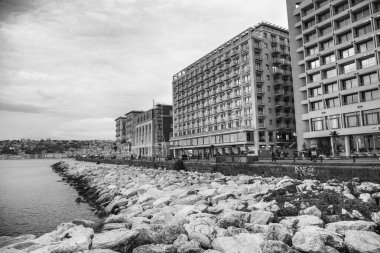 Napoli sahilinin üzerinde canlı gökyüzü renkleriyle güzel bir gün batımı.