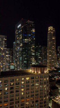 Şikago gökdelenlerinin hava görüntüsü gece drone 'dan nehir boyunca.