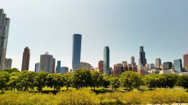 Chicago 'nun panoramik insansız hava aracı görüntüleri Michigan Gölü kıyısı boyunca.