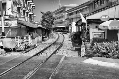 Maeklong, Tayland - 15 Aralık 2019: Trenlerin günlük sokak satıcılarından geçtiği Maeklong Demiryolu 'ndaki eşsiz Tayland pazarı.