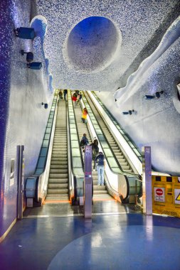 Napoli, İtalya - 13 Kasım 2024: Napoli 'deki Toledo metro istasyonu, çağdaş mimari ve sanat şaheseri.