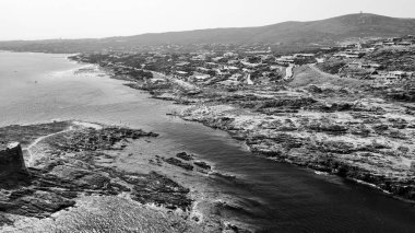 Sardinya 'nın Torre della Pelosa' sının hava perspektifi ve La Pelosa Sahili 'nin kristal berrak suları.