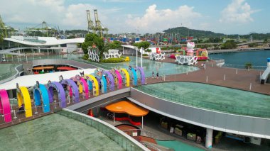 Sentosa Sahili, Singapur. Güneşli bir günde sahil ve kıyı manzarası.