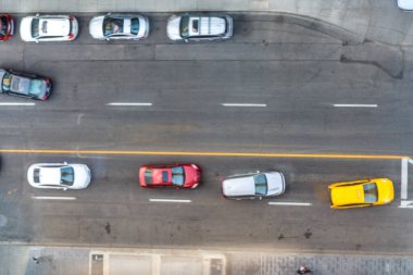 Şehir caddesi boyunca arabalar, üstten hava manzarası.