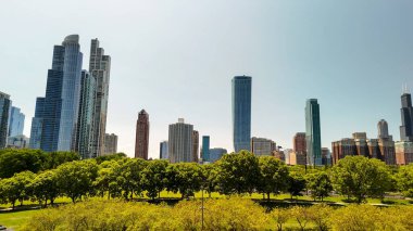 Şikago 'nun nefes kesici hava perspektifi parıldayan göl manzaralı silueti.