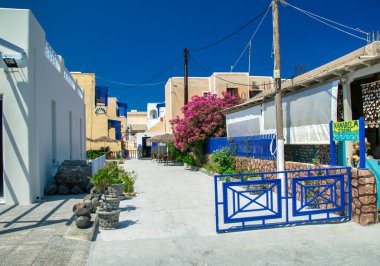 Santorini, Yunanistan - 11 Haziran 2014: Ege Denizi boyunca büyüleyici Santorini yolları, günbatımı yürüyüşü için mükemmel.