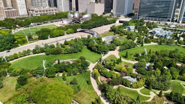 Milenyum Parkı ve Chicago ikonik simgelerinin panoramik hava perspektifi.