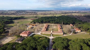 San Rossore 'ın panoramik hava manzarası, Pisa, uçsuz bucaksız doğa ve kıyı güzelliğiyle.