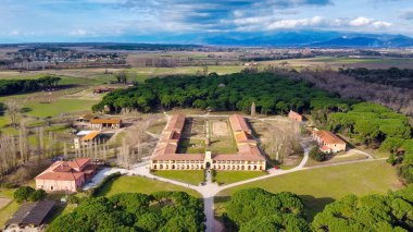 İtalya 'nın Pisa kentindeki San Rossore Doğal Parkı' nın yemyeşil ve kıyı şeridi manzarası.