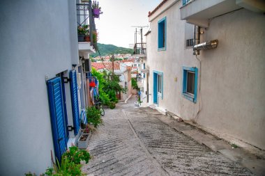 Skiathos 'un resimli kaldırım taşı sokakları kafeler ve renkli begonvillerle dolu..