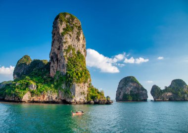 Phuket 'te kireçtaşı kayalıkları ve kristal suları olan tropik Railay Sahili cenneti.