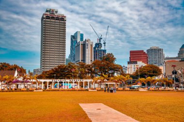 Kuala Lumpur, Malezya - 28 Aralık 2019: Kuala Lumpur 'da Merdeka Meydanı tarihi binalar ve açık alanlarla dolu güneşli bir günde.