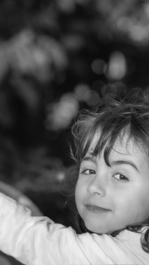 Yunanistan 'da altın saatinde küçük bir ev modelini keşfeden meraklı çocuk.