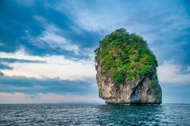 Nui Beach, Phi Phi Don 'da gün batımına karşı gölgeli uzun kuyruklu tekneler..