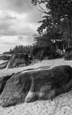 Tayland 'da altın plajlar ve turkuaz sularla Khao Lak sahilinin manzarası..
