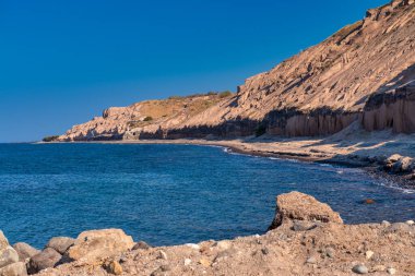 Çarpıcı Santorini kıyıları. Resimli bir sahil ve turkuaz deniz manzaralı..