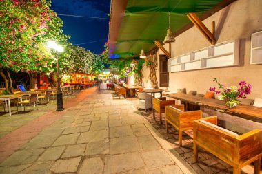 Gece lambalarının altında Kos 'un sessiz kaldırım taşı sokakları.