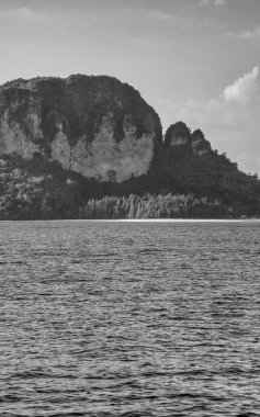 Phuket 'te kireçtaşı kayalıkları ve kristal suları olan tropik Railay Sahili cenneti.