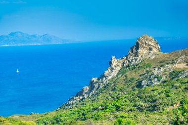 Yukarıdan Kos adası kıyı şeridi, gösterişli plajlar ve mavi Ege Denizi.