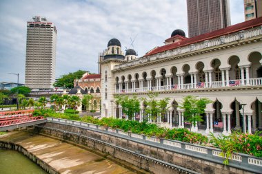 Kuala Lumpur, Malezya - 28 Aralık 2019: Güneşli bir günde modern binalar ve mavi gökyüzü ile Kuala Lumpur nehir kenarı caddeleri.