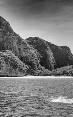 Maya Sahili güneşin altında kristal berrak suları ve beyaz kumlu kıyılarıyla parlıyor..