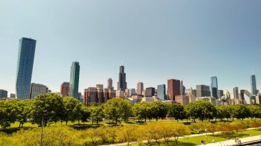 Şikago 'nun nefes kesici hava perspektifi parıldayan göl manzaralı silueti.