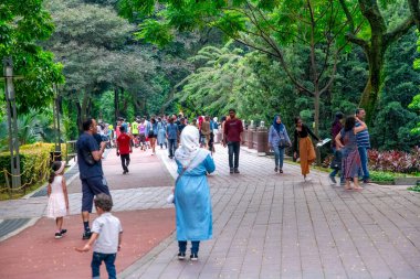Kuala Lumpur, Malezya - 27 Aralık 2019: KLCC Park 'tan Petronas Kuleleri' nin renkli günbatımı gökyüzü manzarası.