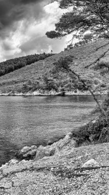 Güneşli bir yaz günü kristal berrak sularıyla.