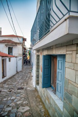 Skiathos, Yunanistan - 5 Temmuz 2023: Beyazlatılmış binalar ve Akdeniz atmosferli Skiathos Yunanistan 'ın manzaralı sokakları.