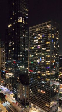 Şikago gökdelenlerinin hava görüntüsü gece drone 'dan nehir boyunca.