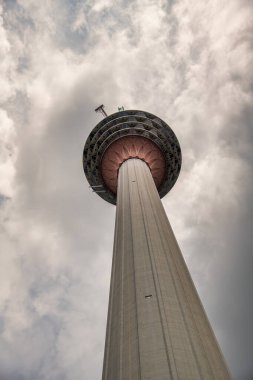 Kuala Lumpur, Malezya 'dan KL Kulesi' nin dramatik taban manzarası.