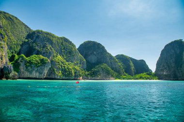 Maya Sahili 'nde güneşli bir gün, Phi Phi Adaları, turkuaz suları ve mavi gökyüzü.
