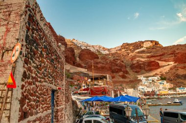 Santorini, Yunanistan - 12 Haziran 2014: Yunanistan 'ın Santorini kentinde Ege Denizi' ne tepeden bakan beyaz ve pastel renkli mimarinin çarpıcı kontrastı.