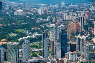 Kuala Lumpur, Malezya - 28 Aralık 2019: Sisli gökdelenlerle dolu bulutlu bir günde Kuala Lumpur gökdeleninin dramatik hava manzarası.