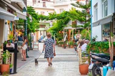 Skiathos, Yunanistan - 5 Temmuz 2023: Beyazlatılmış binalar ve Akdeniz atmosferli Skiathos Yunanistan 'ın manzaralı sokakları.