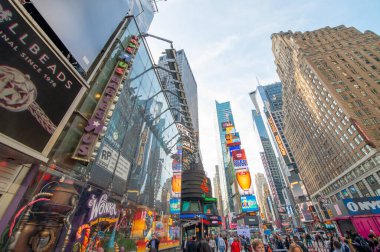 New York City - 24 Ekim 2015: Times Meydanı 'nda Gece Vakti, New York Eğlence ve Kültür Merkezi.