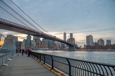 Brooklyn Köprüsünde Günbatımı, Altın Işık Altında NYC Simgesini Yakalıyor.