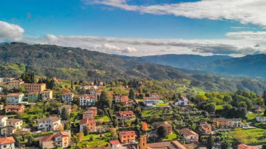 Barga, Garfagnana 'nın hava manzarası güneşli bir günde İtalyan köyünü gösteriyor..
