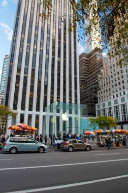 New York Şehri - 23 Ekim 2015: Beşinci Cadde boyunca trafik.