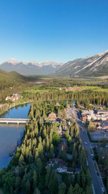Banff kasabasının nefes kesen manzarası manzaralı bir dağ vadisinde..