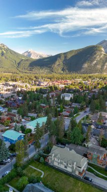 Banff Ulusal Parkı 'nın yaz mevsiminde yemyeşil vadisiyle panoramik görüntüsü.