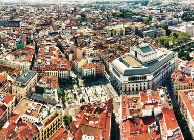 Madrid, İspanya. Şehir merkezinin muhteşem panoramik manzarası ve günbatımındaki simgeler..